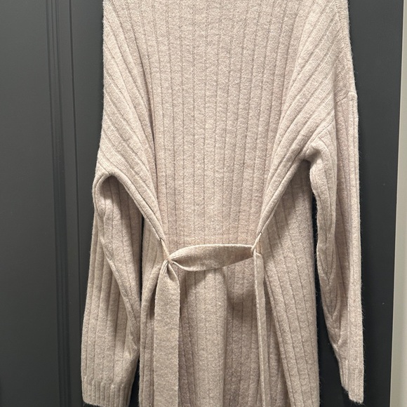Cozy Beige Cable Knit Sweater - Picture 4 of 5